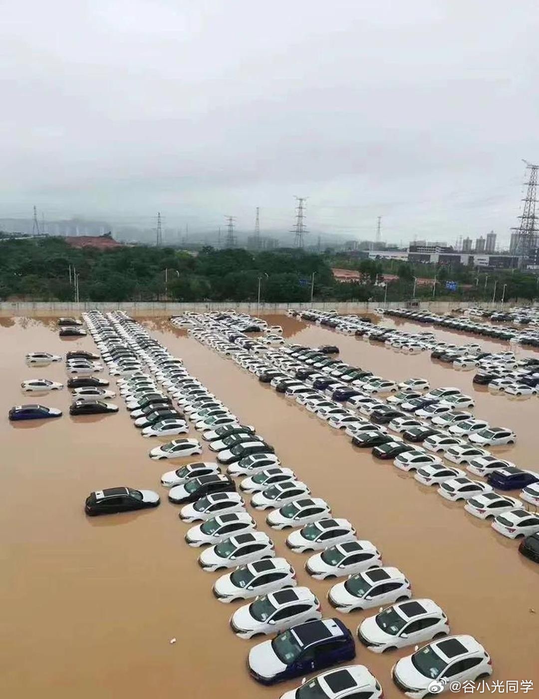雷军呼吁关注汽车涉水能力如果汽车都安装上实时监控汽车涉水水深这个功能，每年水淹车