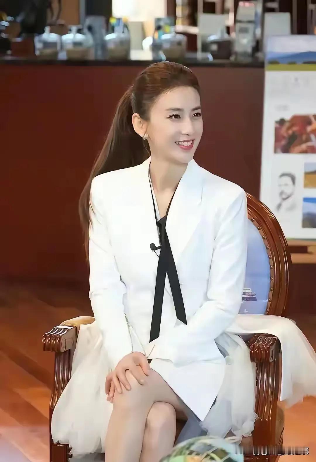 杨子估计现在肠子都悔青了。

自从和黄圣依离婚后。黄圣依一路生花。漂亮，自信，端