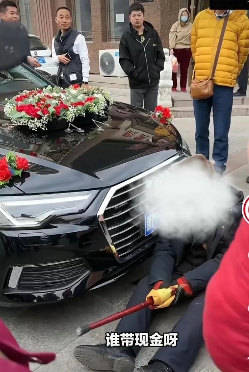 近日城区一路上，大爷拦婚车要喜钱，吓坏了车主选择直接报警，结局却亮了，众人直呼太