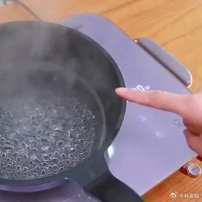 《千滚水、隔夜水、电壶水，是害人水？央视的一个实验告诉你答案》播放量：10万点赞