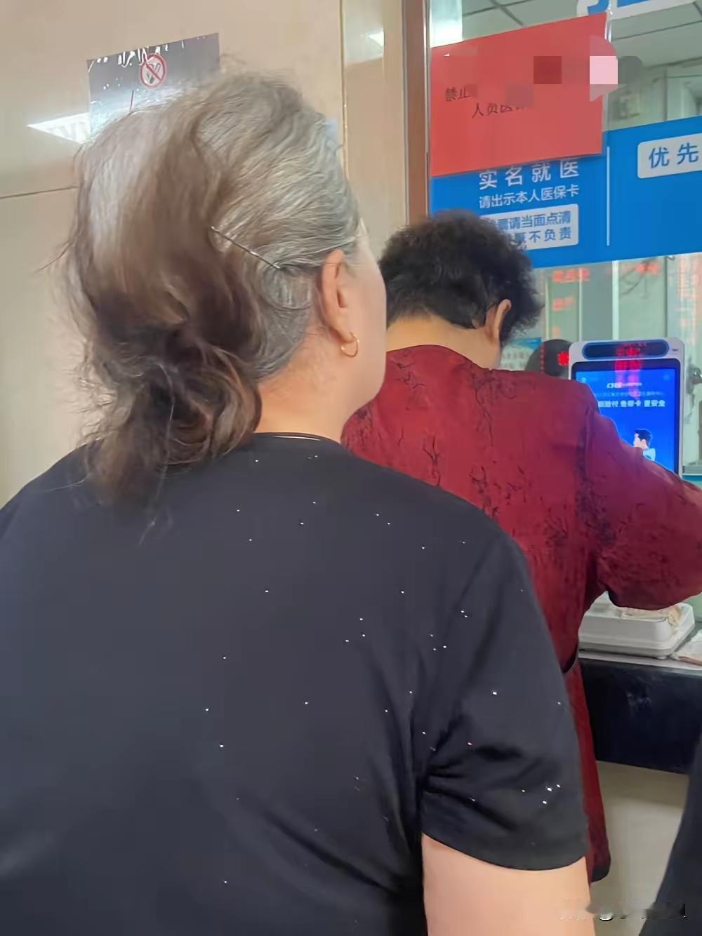 岁月的沉淀！
看到这白、灰、棕、黑不同颜色的头发，甚至带些枯燥干瘪没有了昔日的油