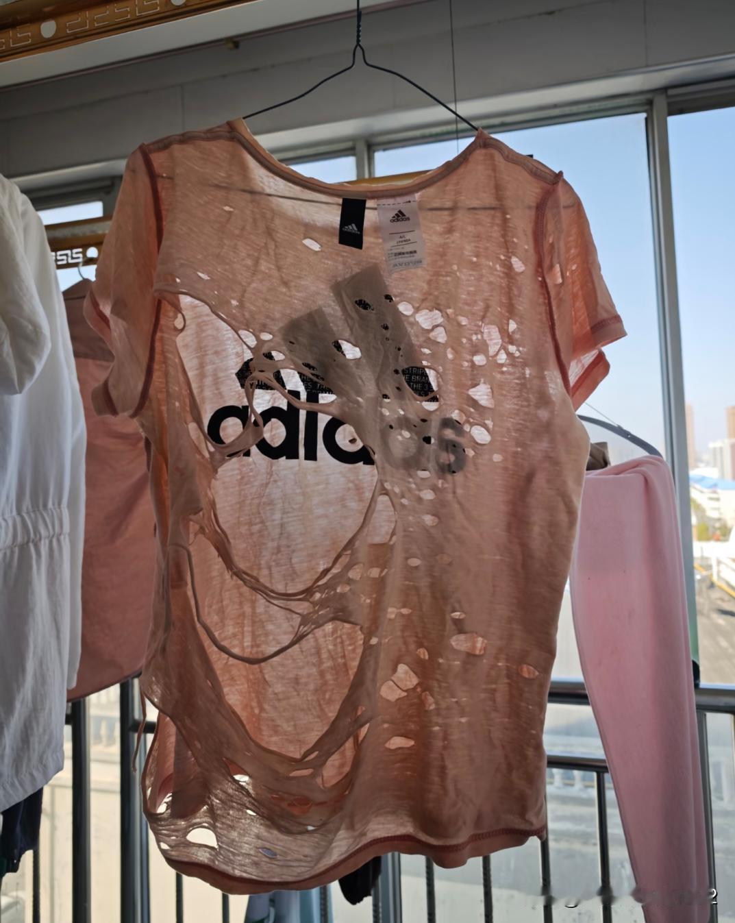 这衣服穿了6年，穿成了巴黎世家的感觉，这个时候是最有艺术的时候，继续穿吧