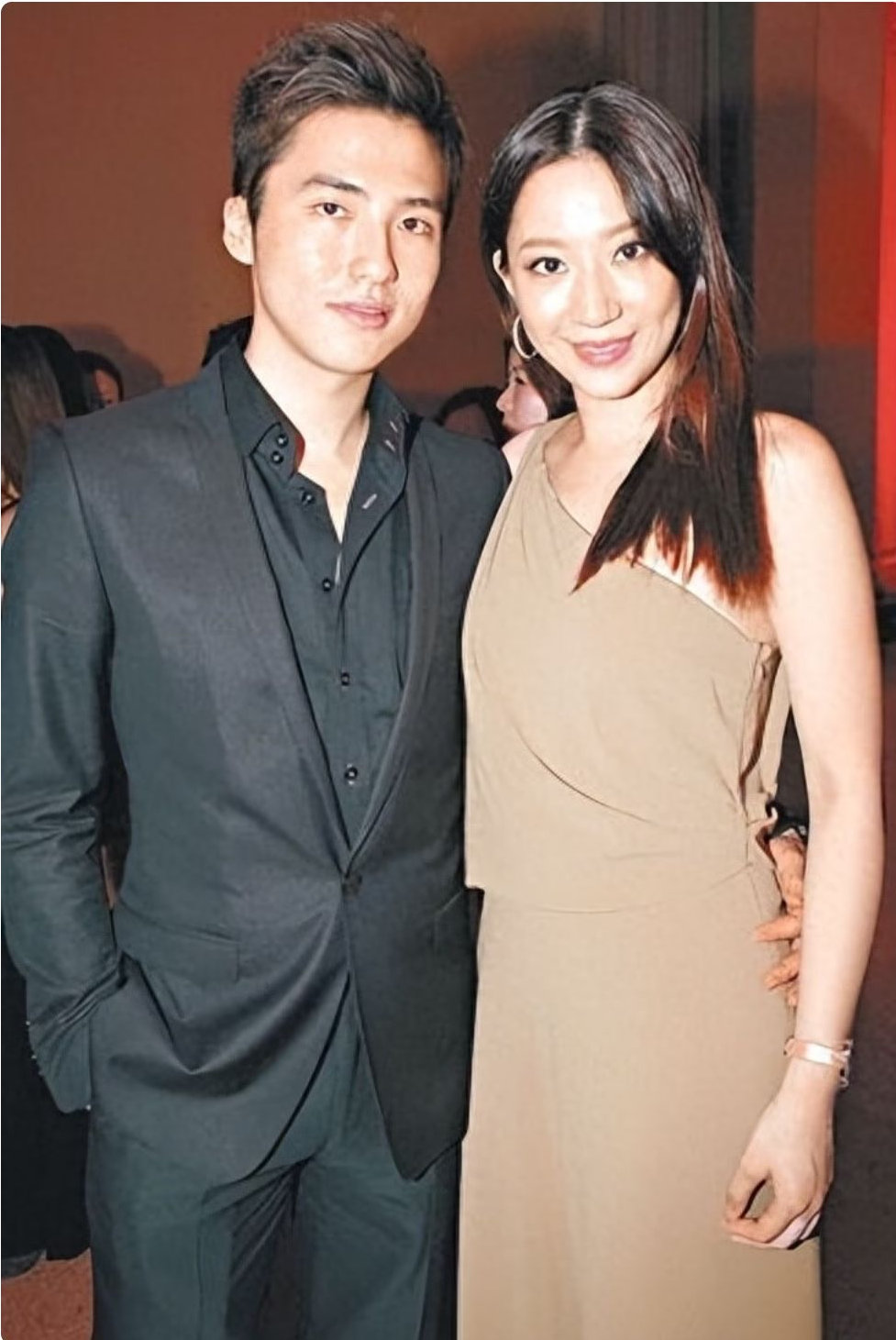 命真好！8亿世纪婚礼，6亿婚房度蜜月，甄子丹小姨子嫁豪门后怎样 