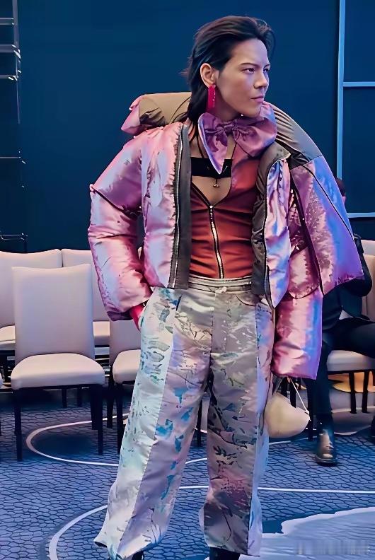 果然富不过三代，向华强在节目中坦言，为了捧向佐砸了10几亿，其中2016年为他量