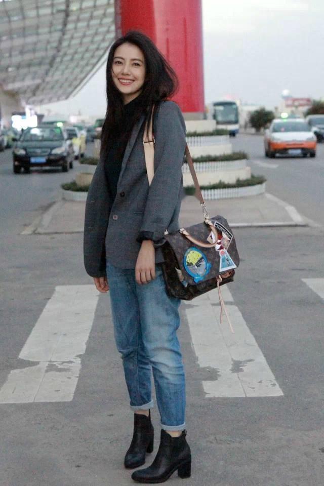 姐姐这组街拍，瞬间被戳中了！一个人背着包走在路上，那种松弛感、自由感，真的太戳独