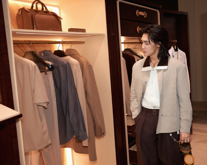 此沙路易威登品牌挚友 亮相路易威登2026春夏预览，利落剪裁勾勒挺拔身姿，顶奢质