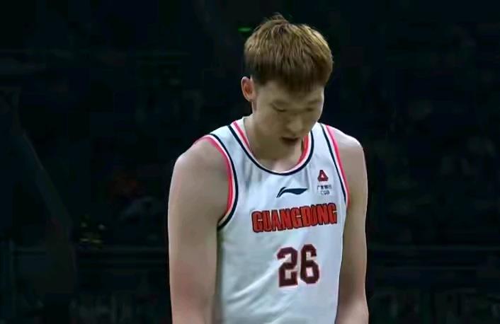 还得是杜指导，周琦回归后，主动变阵，重新启用大外援乔丹贝尔。
第一，广东男篮后卫