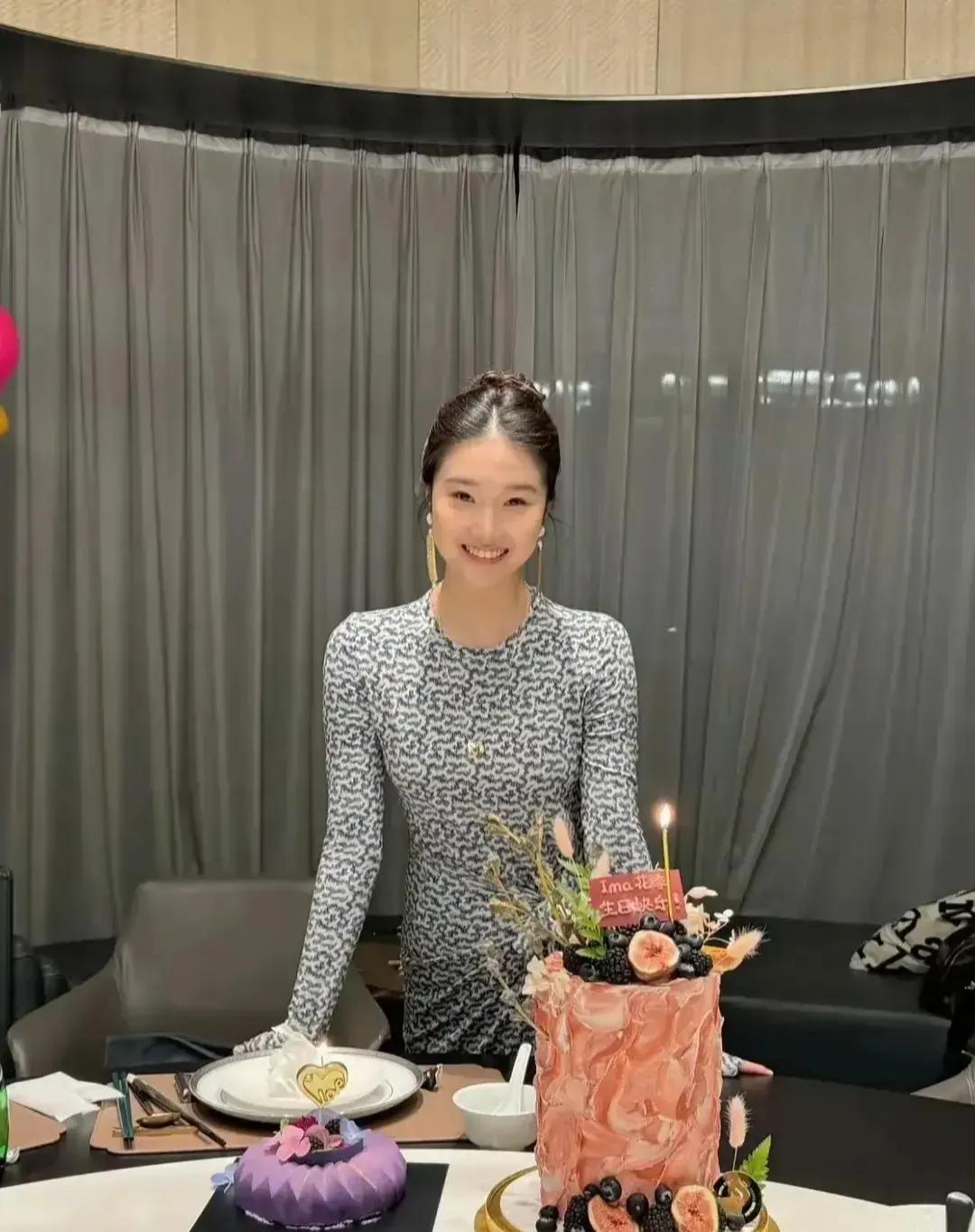 你们能相信，这个女孩是马伊俐和文章的女儿，爱玛吗？她长得挺端正大气的。气质像她的