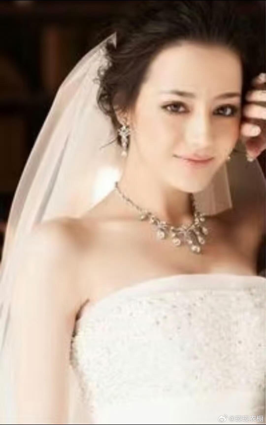 迪丽热巴素人婚纱模特时期谁扛得住这青涩小新娘的魅力？简直就是从童话里走出来的洋娃