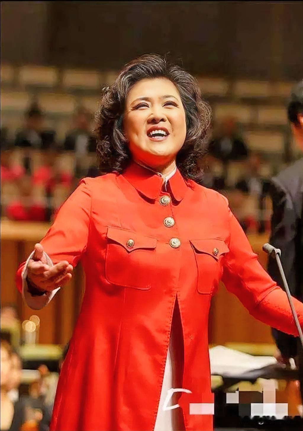 大家还记得这位女歌手吗？
她今年65岁，黑龙江人，年轻时清丽端庄，气质温婉大气，