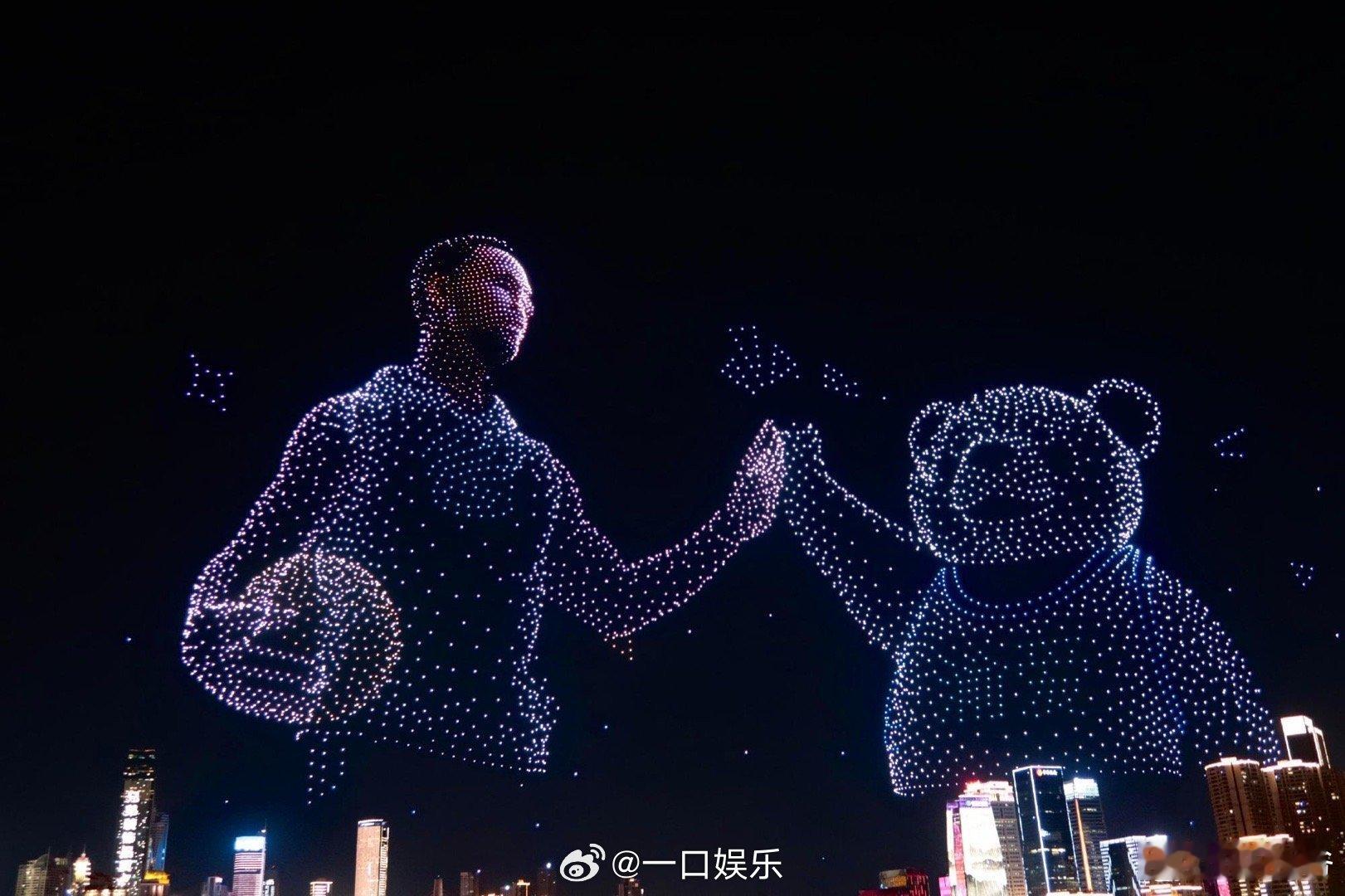 库里也是有无人机应援了 重庆夜空里，上千架无人机拼出了库里的晚安手势，指尖的弧度