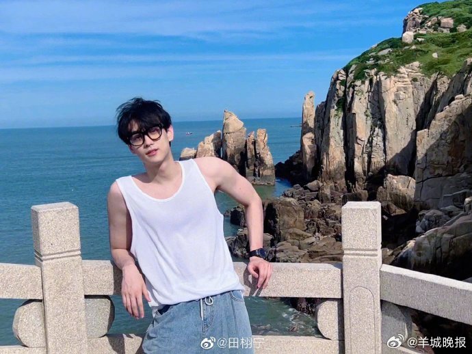 【你最喜欢哪位男明星的海边氛围照？】夏天当然要去海边啦！……你想跟谁一起去？欢迎