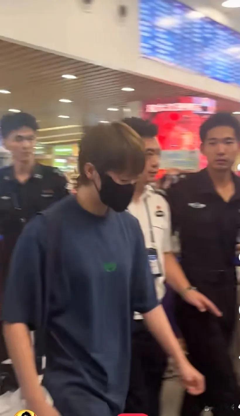 莎莎和曼昱都到厦门了。
这俩孩子出趟门真的不容易，莎莎和曼昱应该坐的不是同一班飞