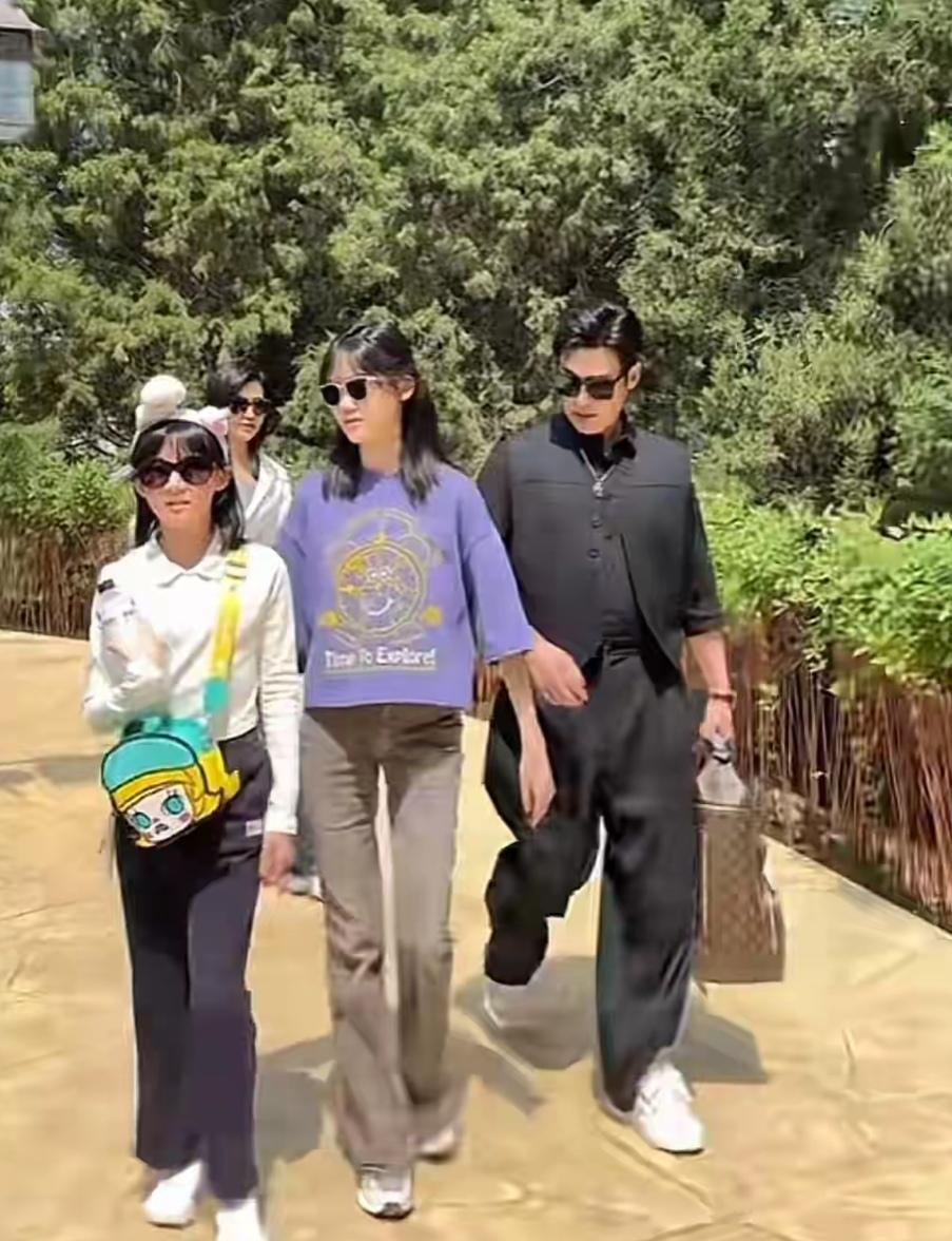 陆毅鲍蕾一家出游
这画面，最吸引你的是什么
当然是陆毅的大女儿贝儿的那双大长腿啦