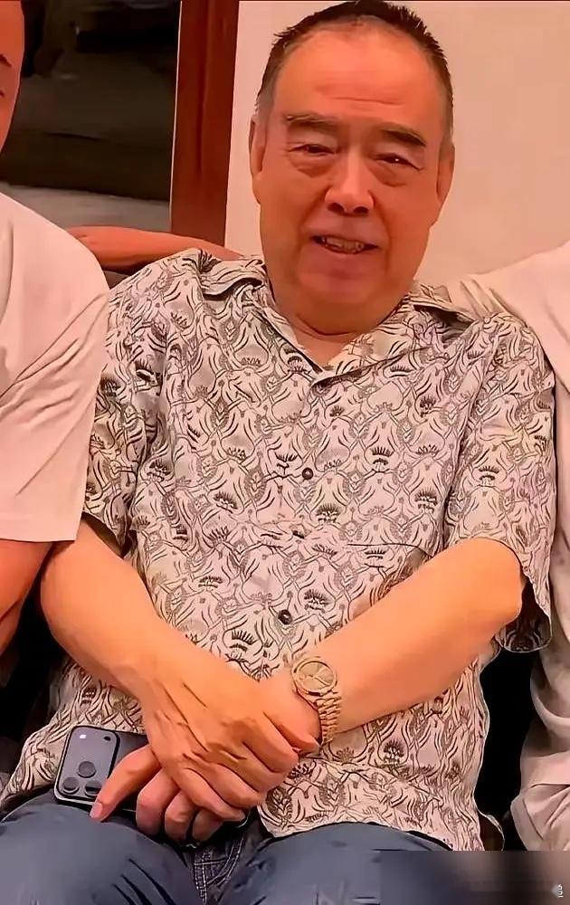 75岁的张艺谋还在当评审团主席，手头还捏着新片，一年一部，不敢停。 陈凯歌呢，为