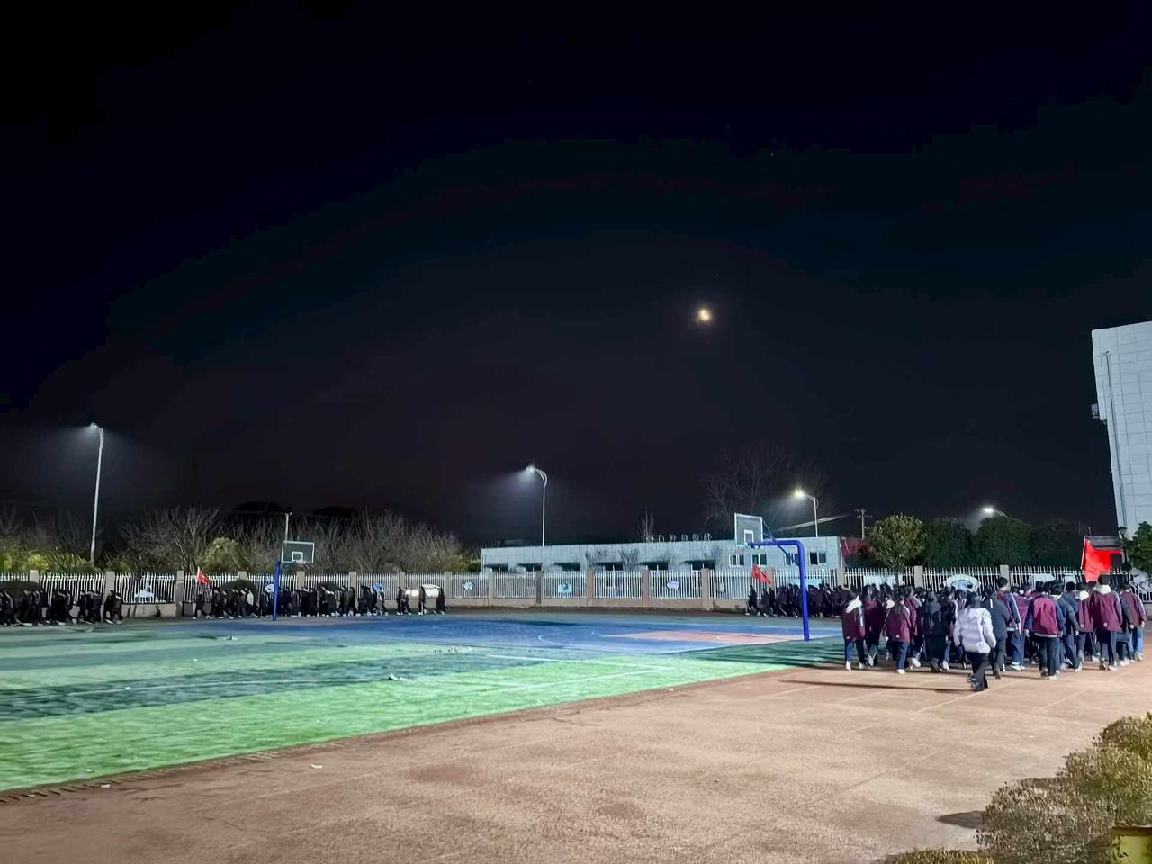 早出晚归，一边是学生的朝暮，一边是对孩子的愧疚。作为老师，我守着一群人的青春；作