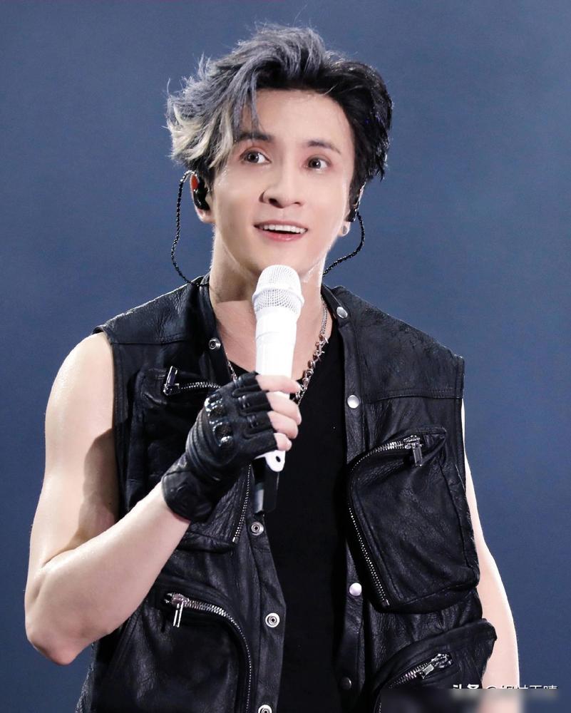 薛之谦终于掏出律师函狠狠砸向李雨桐，转头却对谢娜那篇指名道姓的讨伐长文装了瞎。工