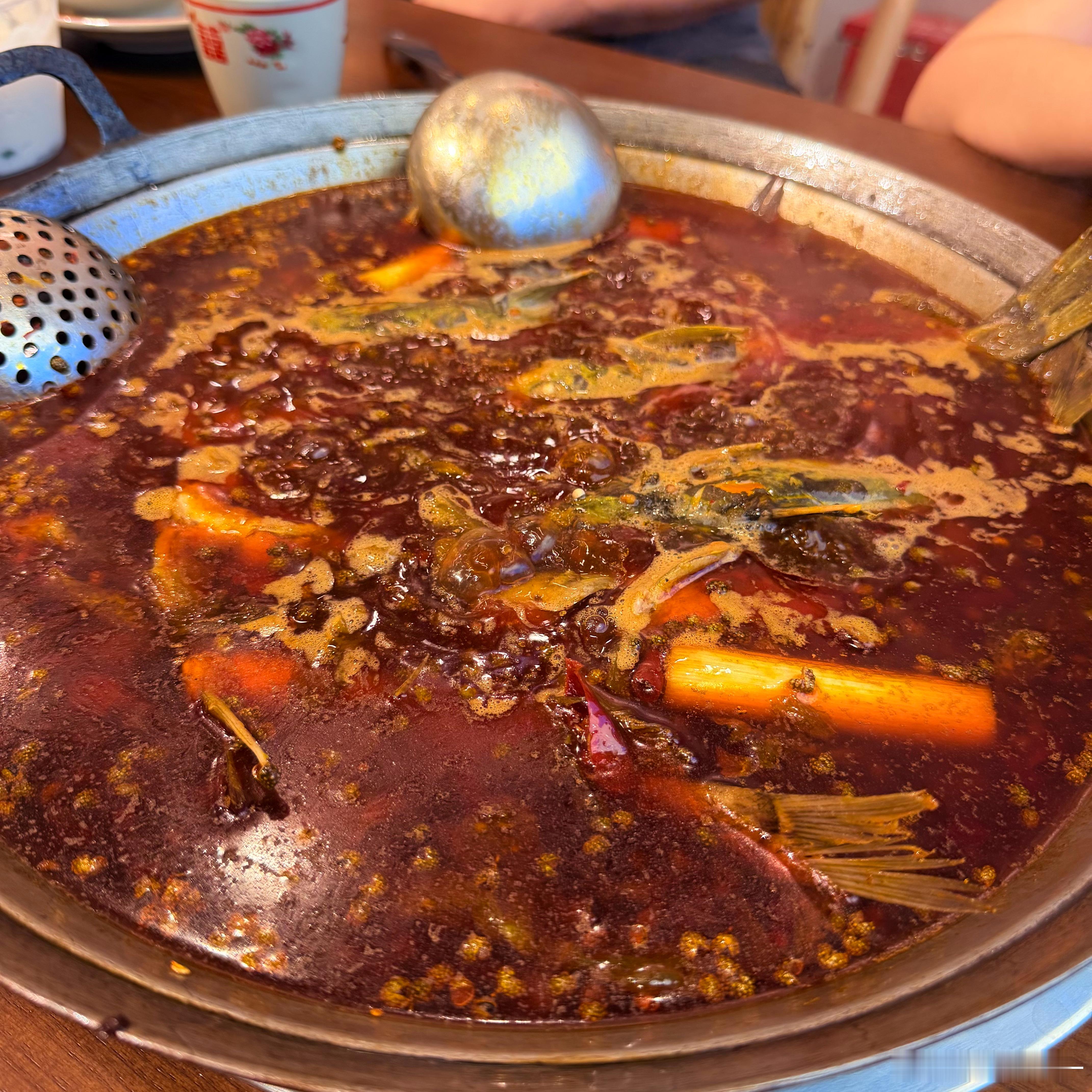 今天的午饭不知道吃什么想来想去还是来吃鱼火锅之前吃了江团，花鲢，这次点的黄辣丁中