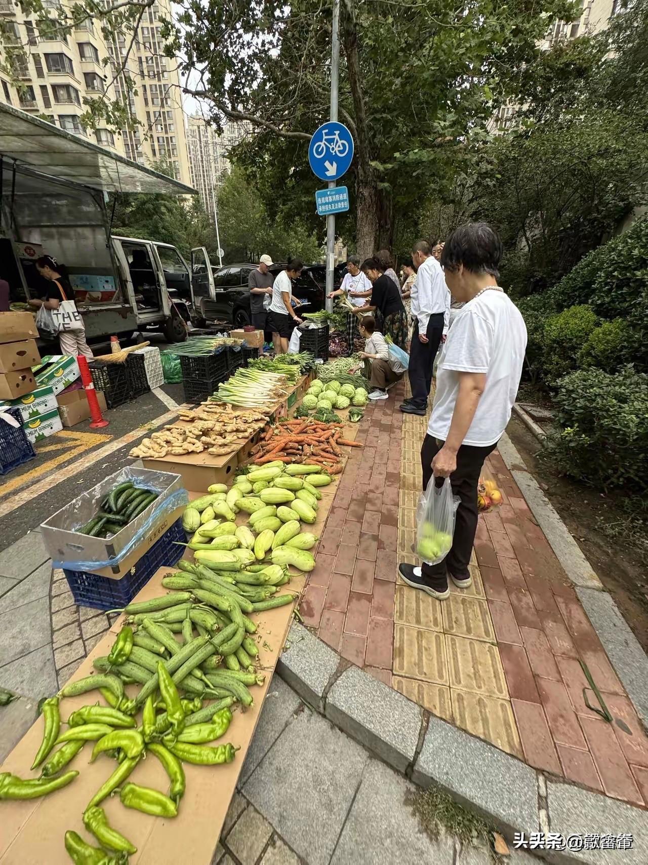 大爷买了18块钱猪肉，扫码付完钱刚走两步，又转身回来了：“老板，你再收我200块