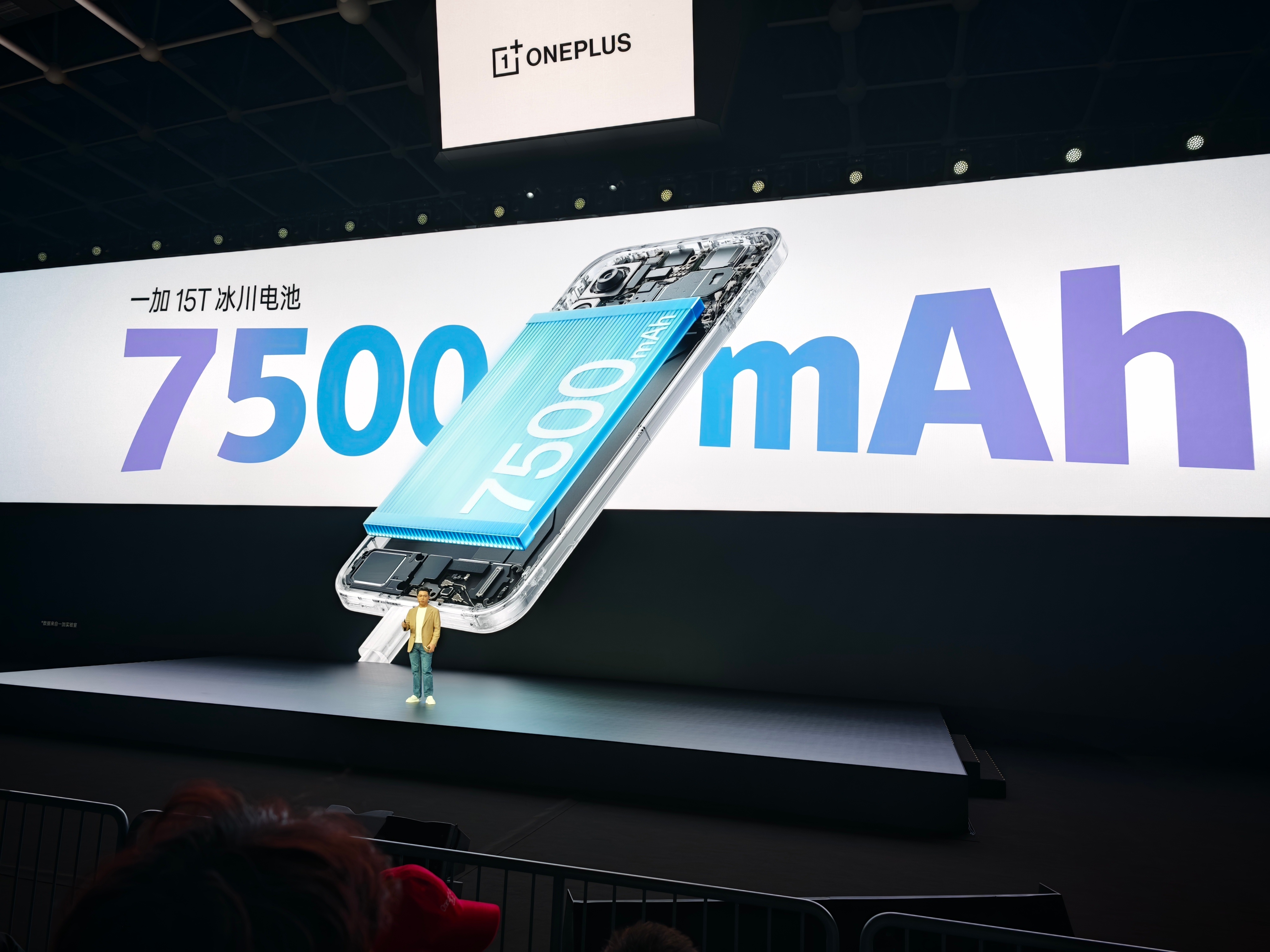 小屏机居然塞下了7500mAh的大电池