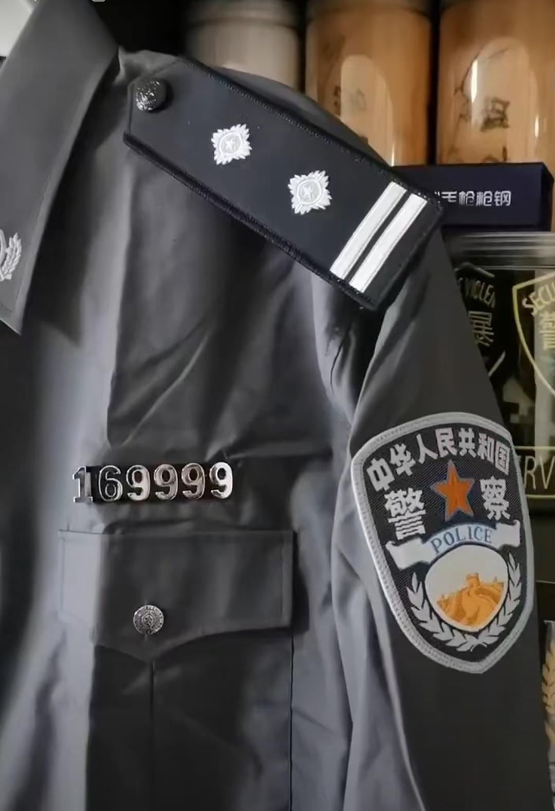少见的国安系统99式外穿长袖衬衣（网络视频截图），二级警督，可以看出臂章长城图案