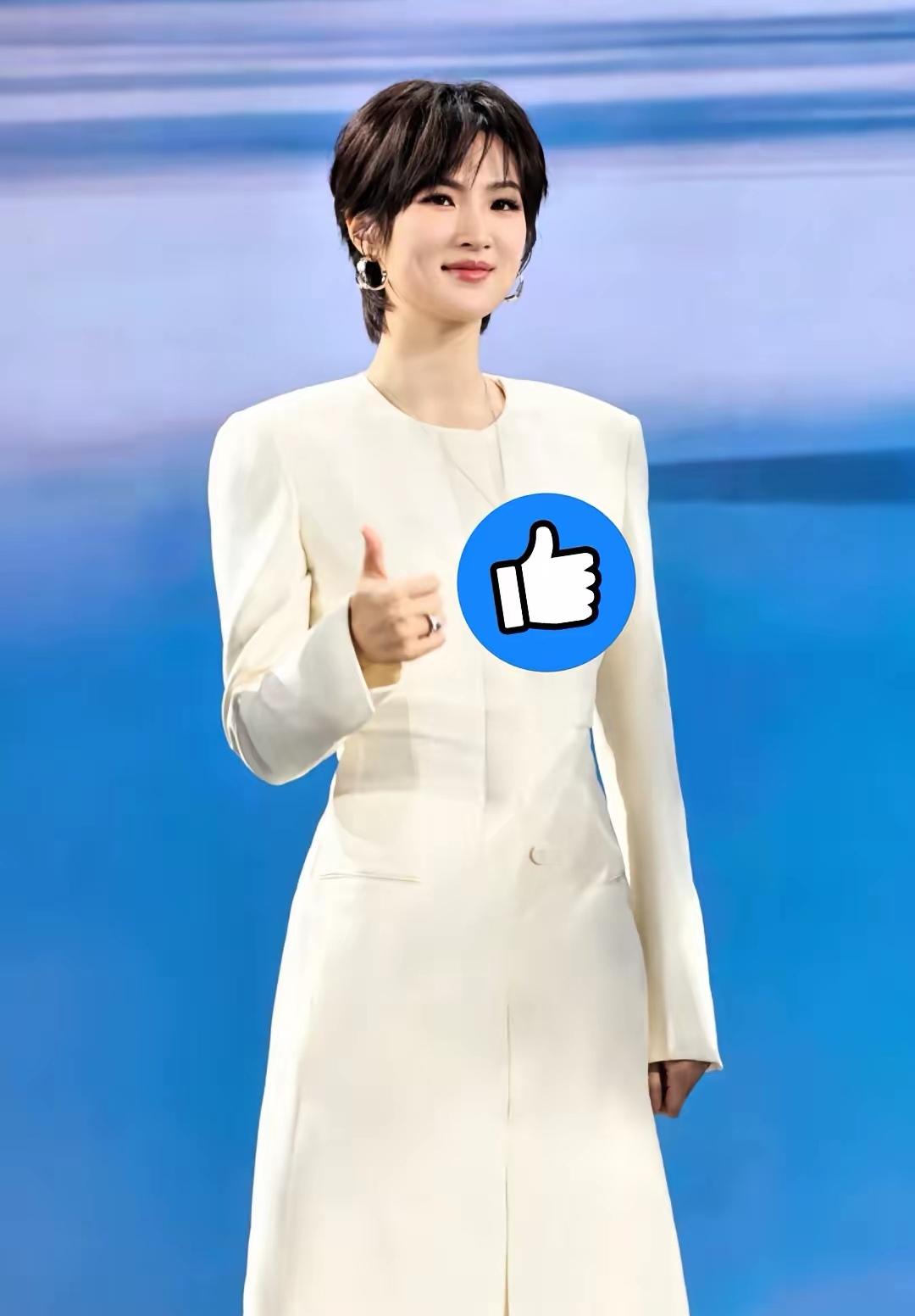 姚安娜选角色的路子，透着股和旁人不一样的清醒。
 
出道没往大女主的坑里跳，专捡