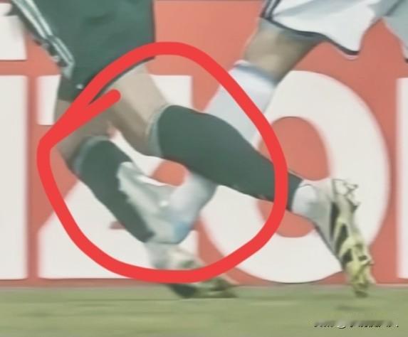 FIFA：梅西对莫迪的犯规，有6-7分，最多8分，裁判不给红牌是对的，梅西没有暴