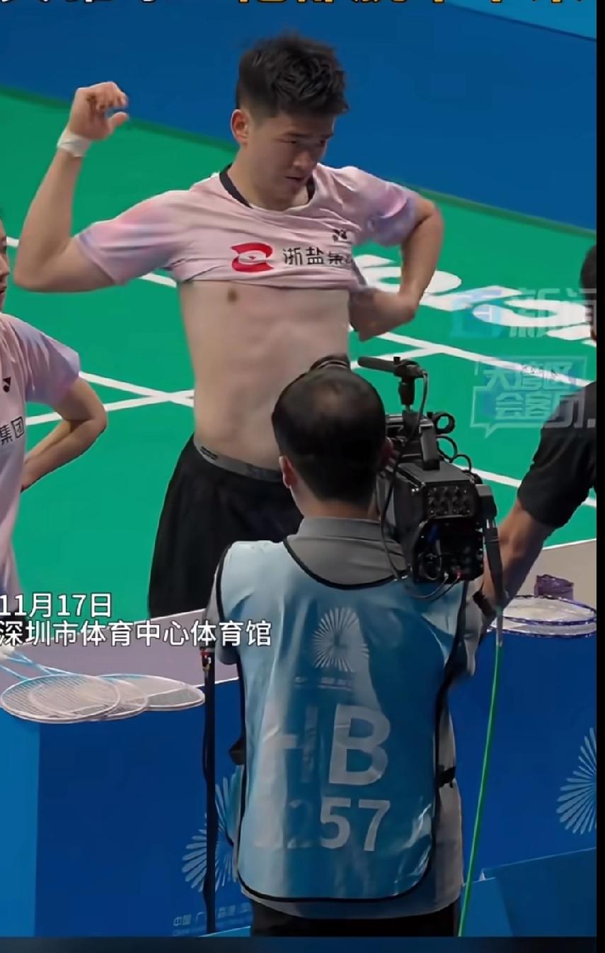 笑不活了！郑思维错穿黄雅琼队服，穿上容易脱下难😂
 
 刷到个老视频，给我笑到