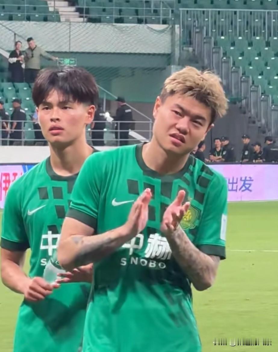 工体掌声为态度响起，杨立瑜笑容并非巅峰回归！
足协杯涉险晋级后的谢场时刻，杨立瑜