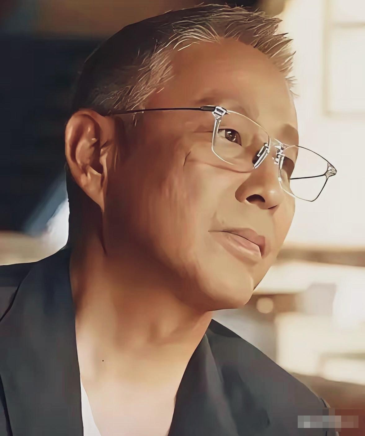 陈道明老师性格沉稳内敛，生活低调，极少参与综艺与商业应酬。
 照片中鬓角掺着灰白