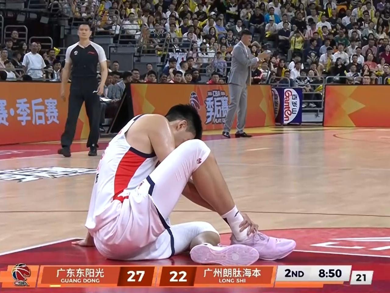 突发，2米26徐昕意外受伤！
CBA季后赛12进8广东德比首战，本是万众瞩目的焦