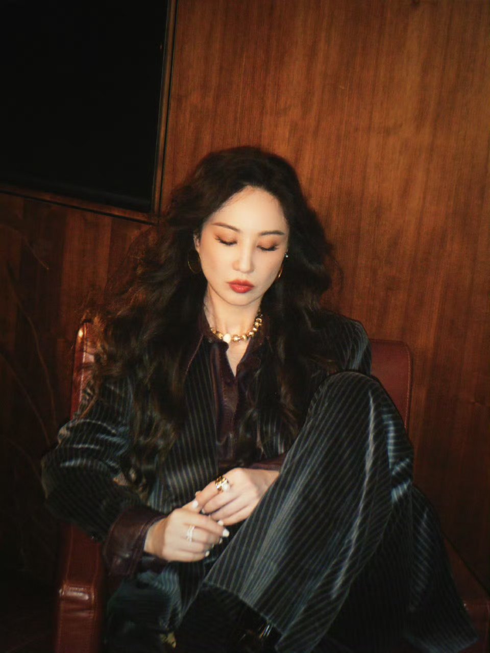 郑希怡 穿这么漂亮搞抽象 大湾区音乐会舞台郑希怡美翻！大波浪西装造型潇洒干练，卡