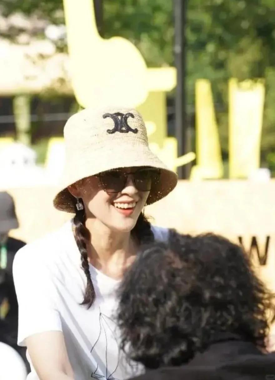 45岁的章子怡
现身阿那亚戏剧节时
状态可真好呀
起码嫩了十岁以上
好美好美
身