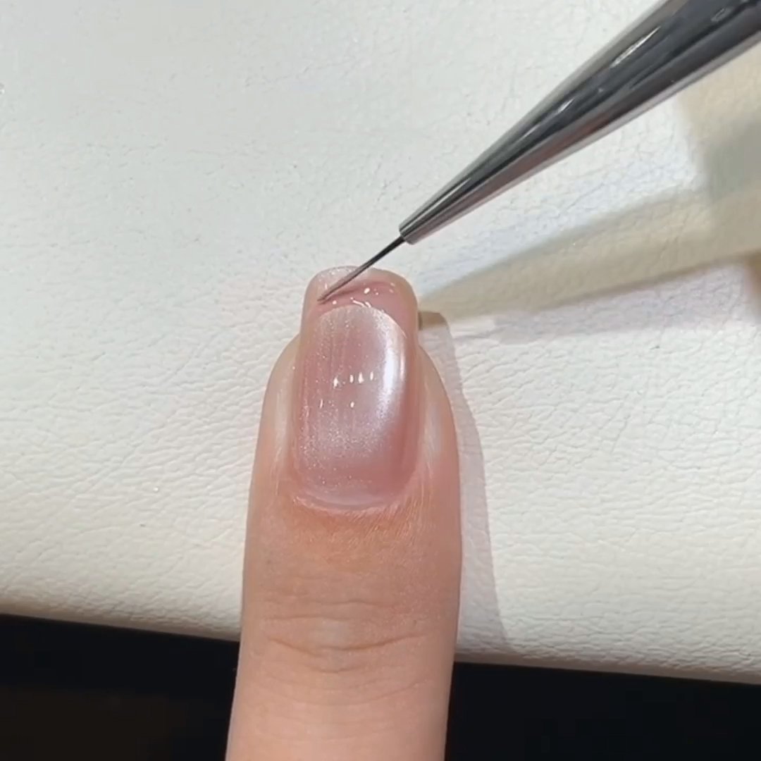 温柔显白猫眼法式星星美甲，猫眼的光泽感绝了，像把星星揉进了指甲里，法式边的设计又