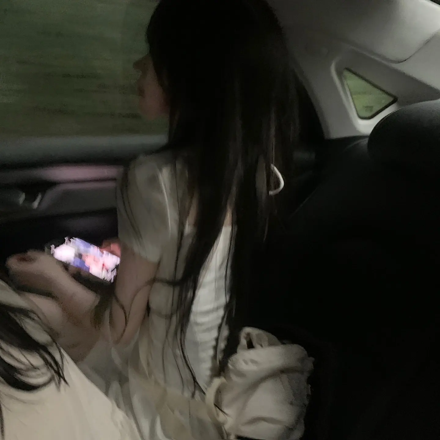 凌晨两点我盯着天花板发呆 思绪又把我拉回我们刚认识的时候那时候的我们多...