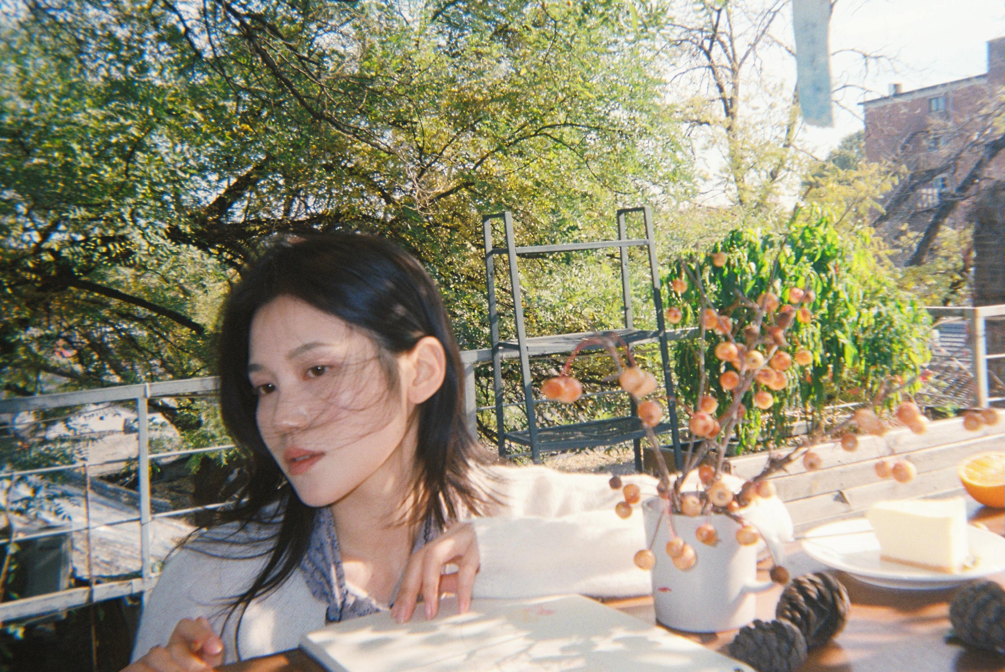 喜欢冬天下午三点的阳光。Yes！Star果酱相机拍的，好有氛围感～ 胶...