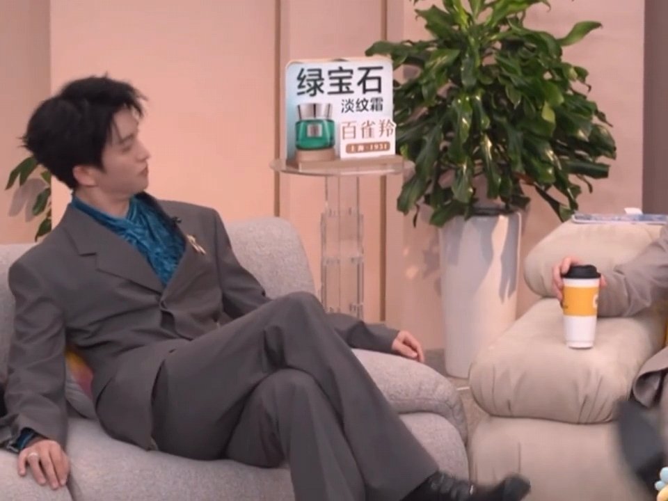 黄子弘凡红底鞋黄子弘凡抬腿露出红底鞋黄子弘凡不经意展示红底鞋 