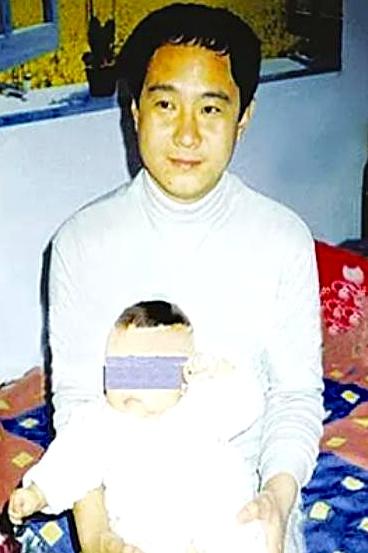 1983年，北京一名18岁少年，因抢了路人1顶帽子被判流氓罪，并处以死缓，他积极