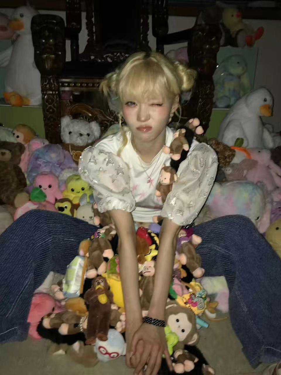 金玟庭掉进玩偶窝了玩偶堆里的金玟庭，简直是真人版芭比降临，颜值精致得挑不出一点毛