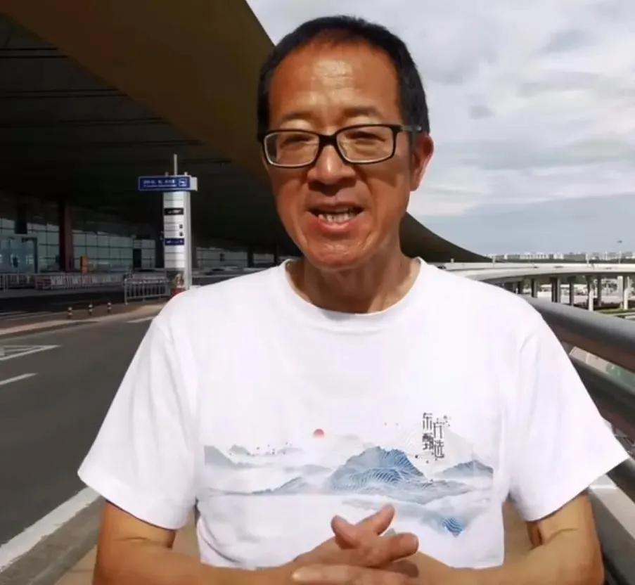 一次，易中天问董宇辉：