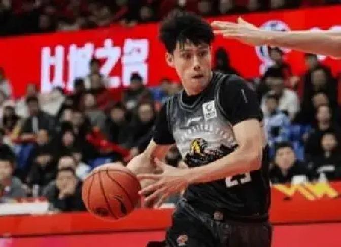 北京首钢犯了个错。他们裁掉的那个年轻人，在吉林队成了姜伟泽身边最锋利的刀。
 