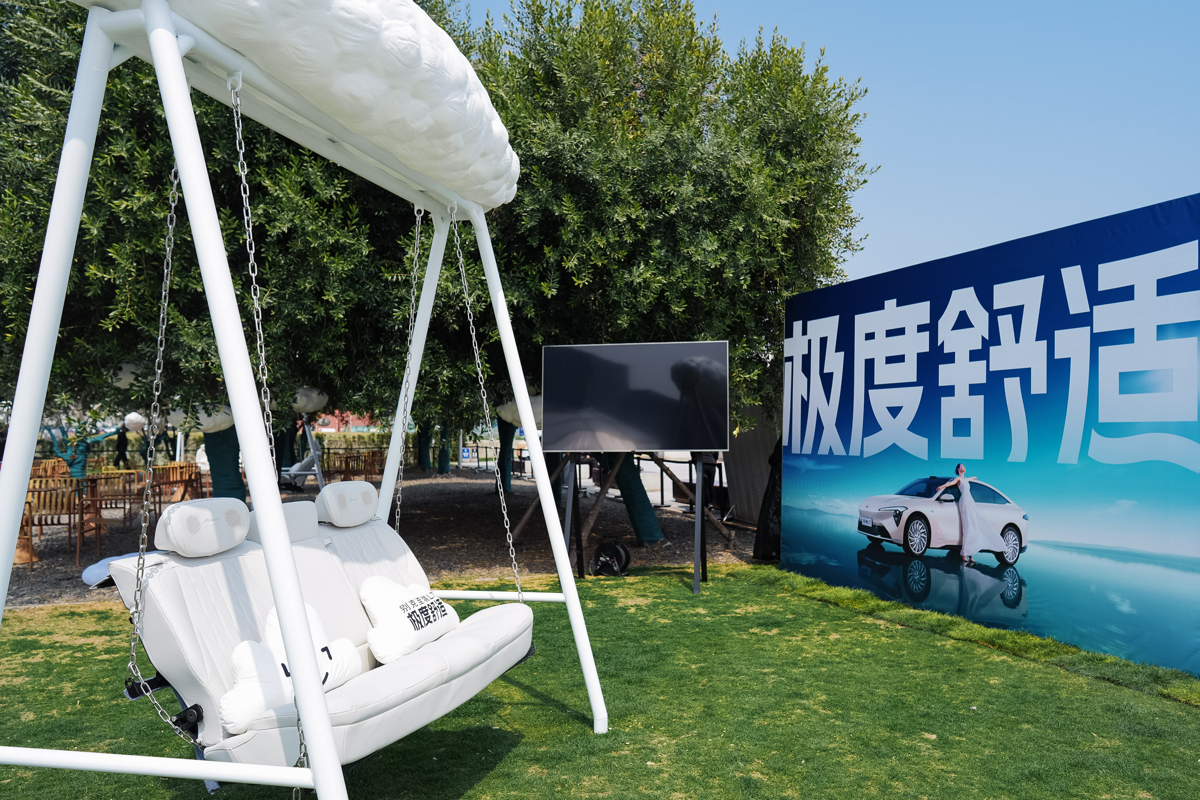 前面有朋友让我简单聊一下 Skyhook 这个悬挂控制策略。 它的理念很简单：想