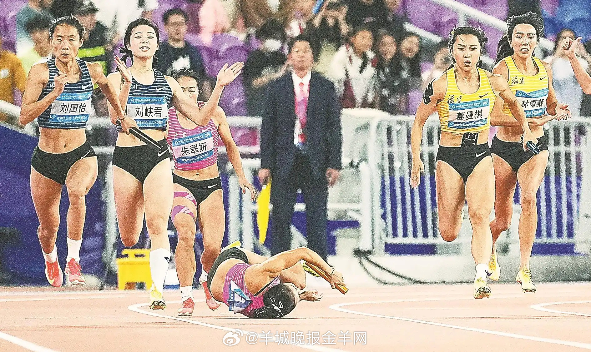  【梁小静在接力决赛摔倒受伤而无缘百米单项争夺 “为广东而战，就是要冲冲冲”】1
