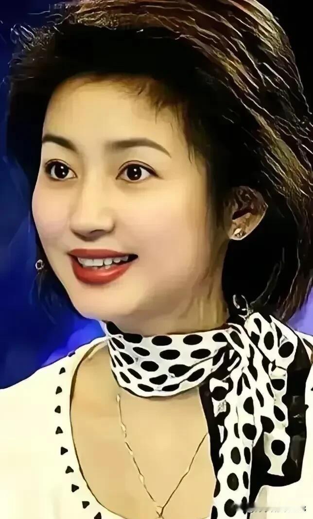 年轻时候的王小丫是央视的气质女神，她的美是由内而发的，是东方女性的典范，大眼睛高