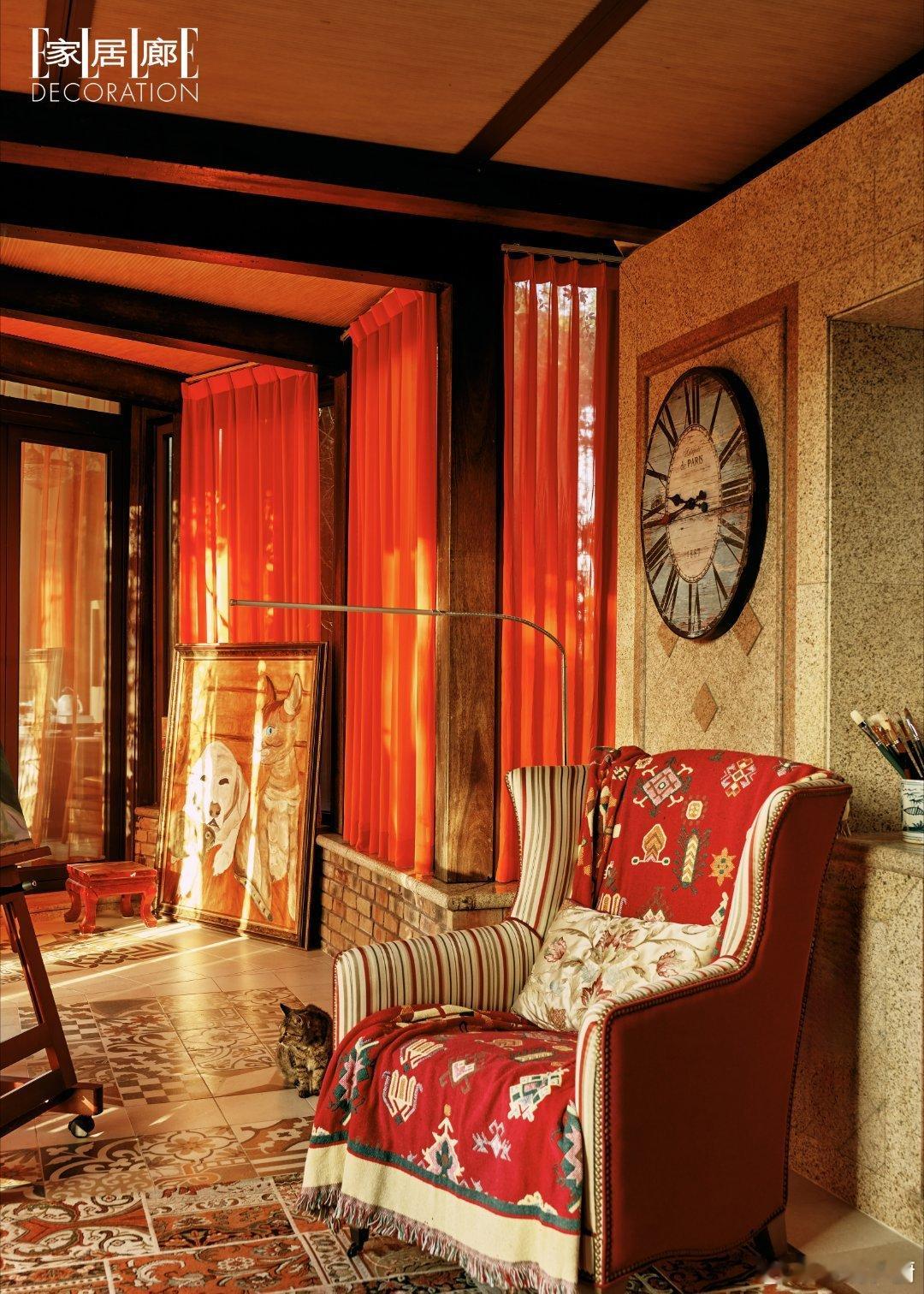 雕花石柱托着水晶灯的梦 光影在拱门下跳圆舞曲。壁炉油画与满架典籍私语，老沙发藏着