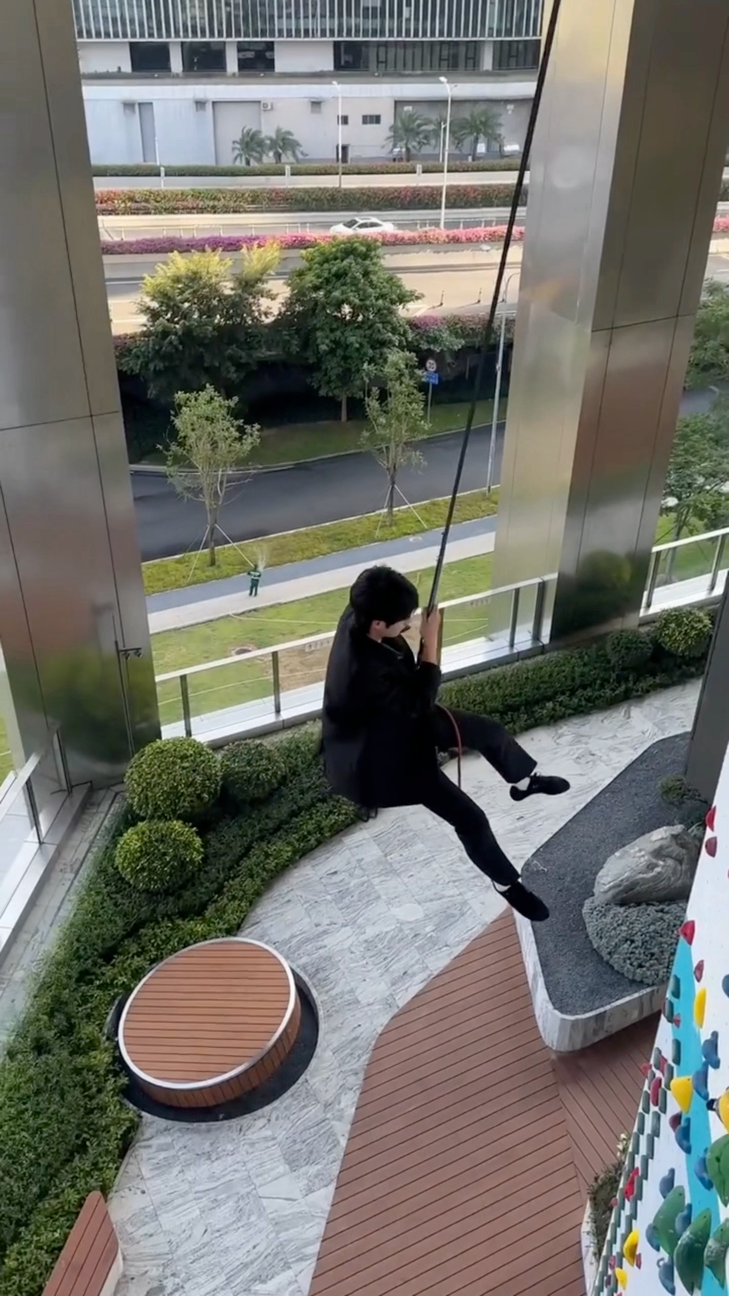 王一博  穿西装攀岩的男人