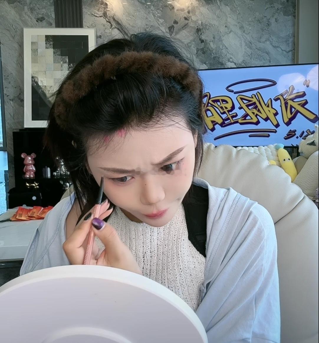 怎么这么邋遢玥姐，这么厉害的吗？别人没有义务一直迁就你，出去还这副模样[囧脸]，