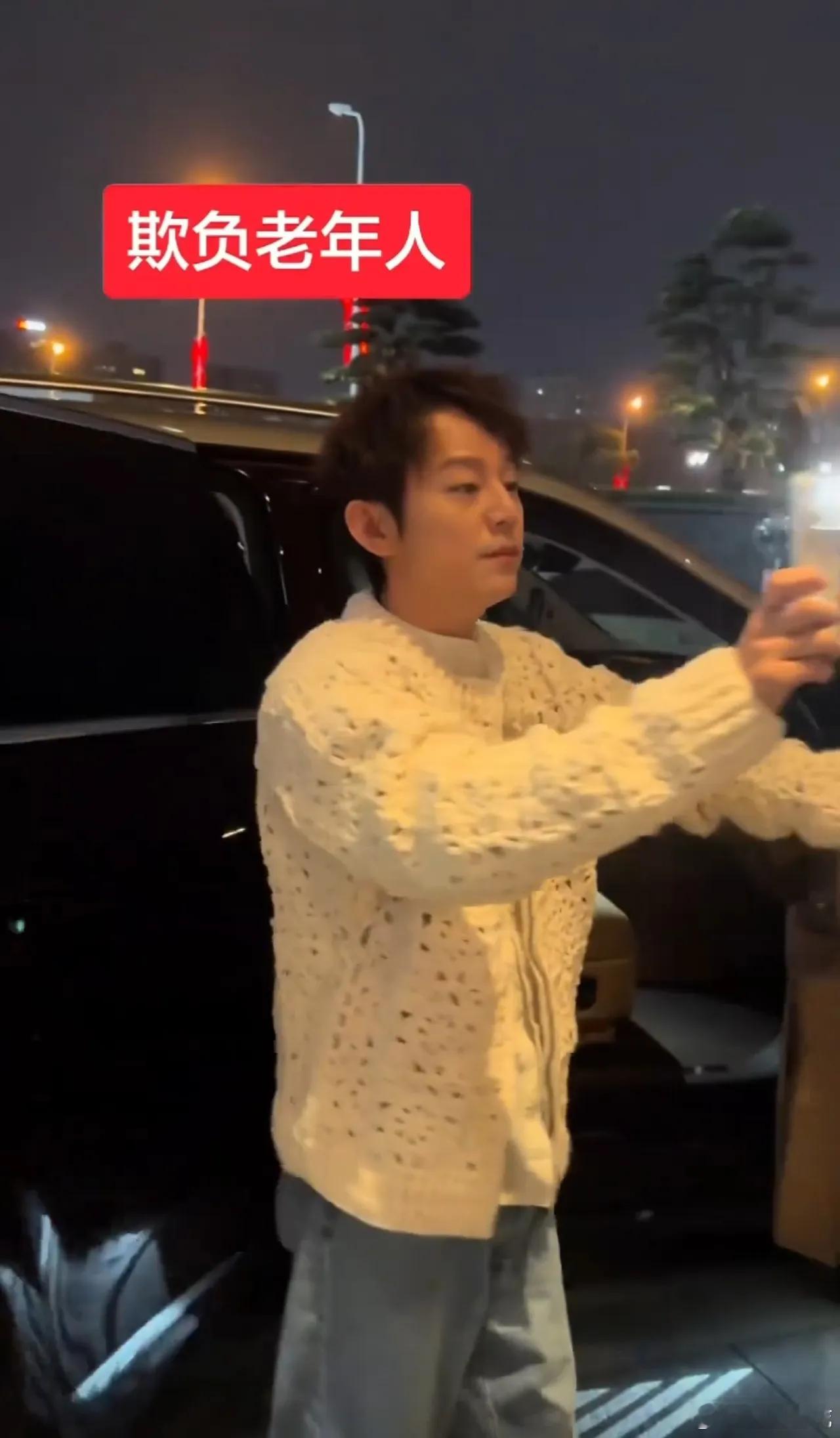 欺负老实人啊。一向好脾气的何炅居然被逼到开闪光灯反拍私生饭，网友还调侃是 “五旬