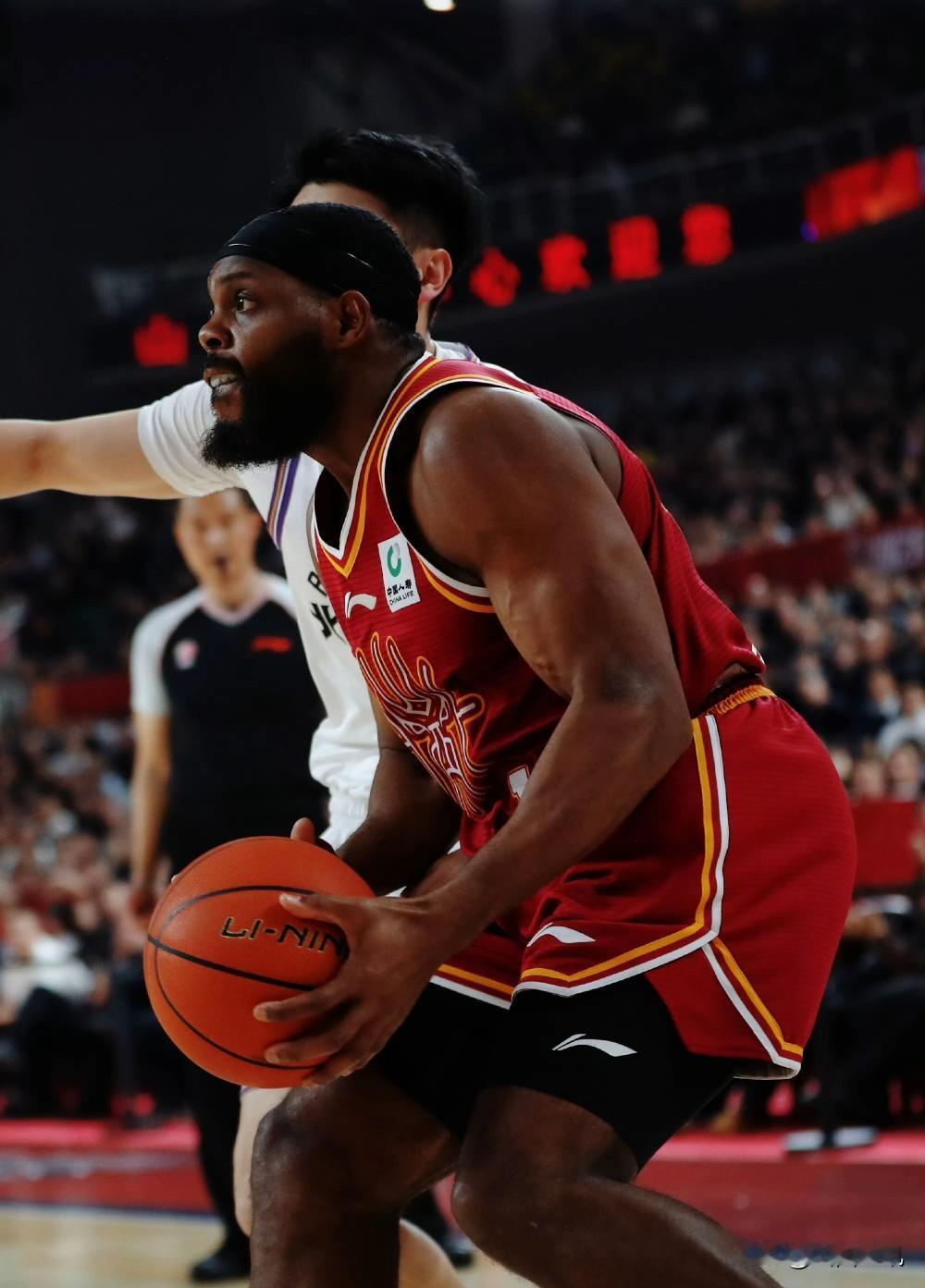 太难啦！二选一！泰森·沃克加盟山西男篮替换谁？
最近，球迷们关心的一个问题是:山