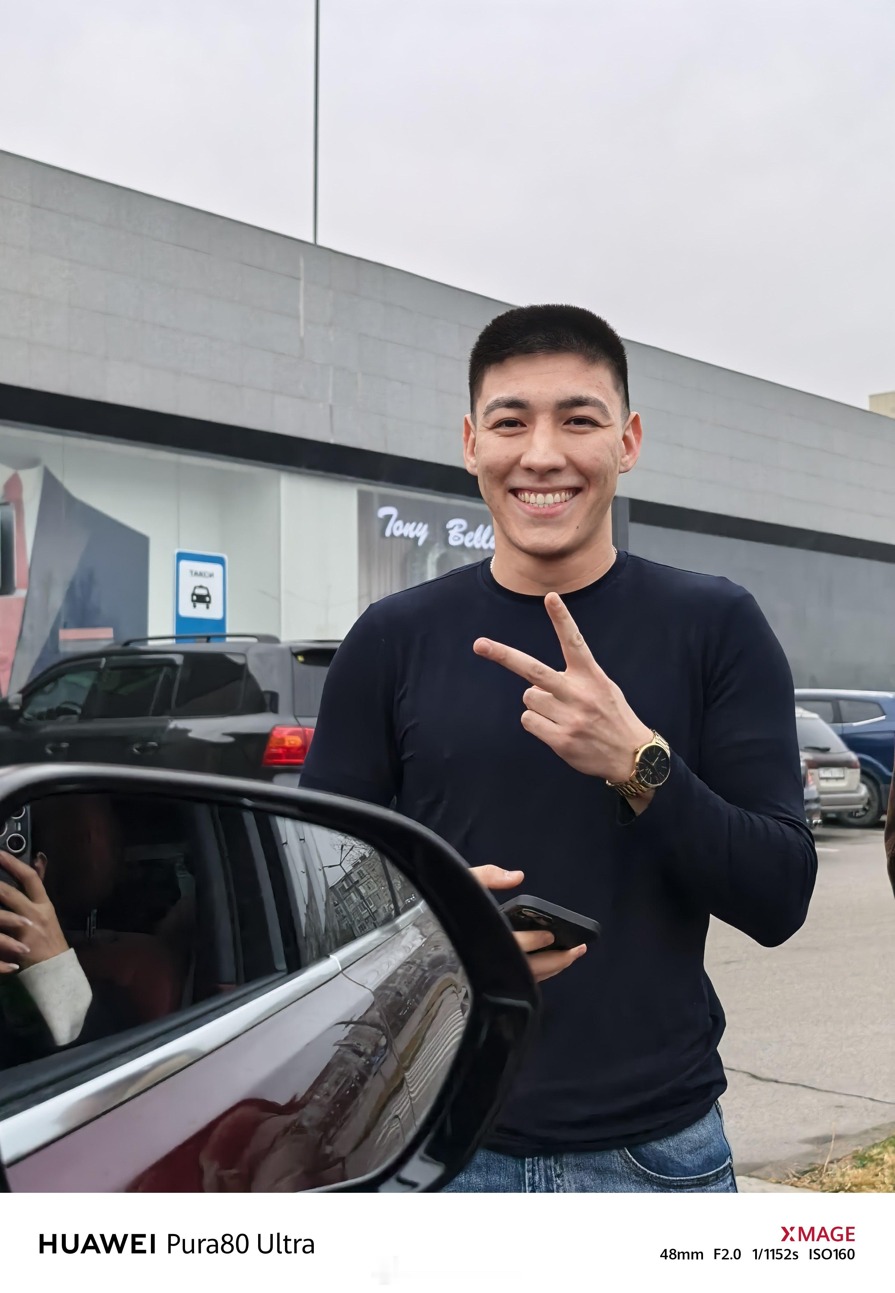 在阿拉木图街头遇到个男生说很想体验我们的问界M7说他是个很有名的人，我以为在这跟